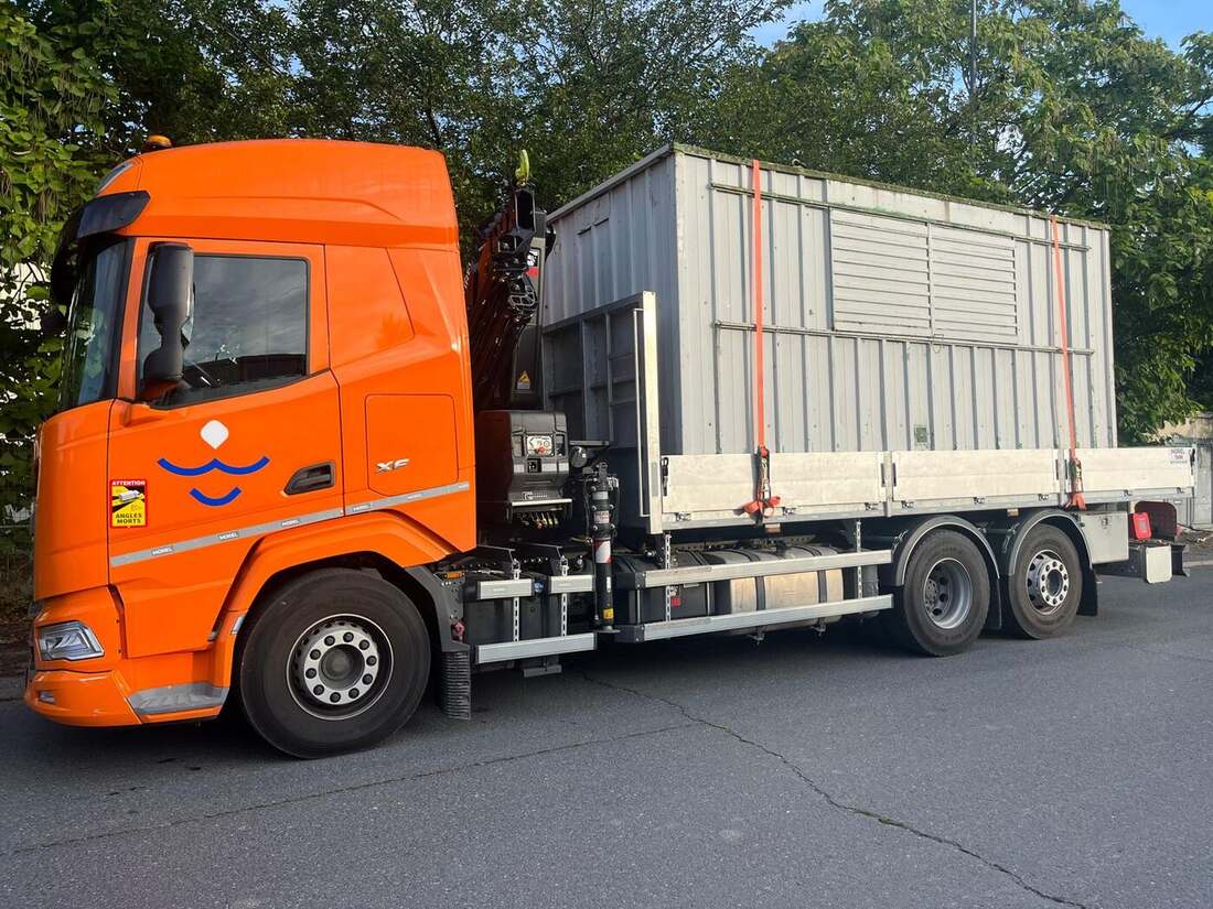 Camion Quokka transportant un module technique gris