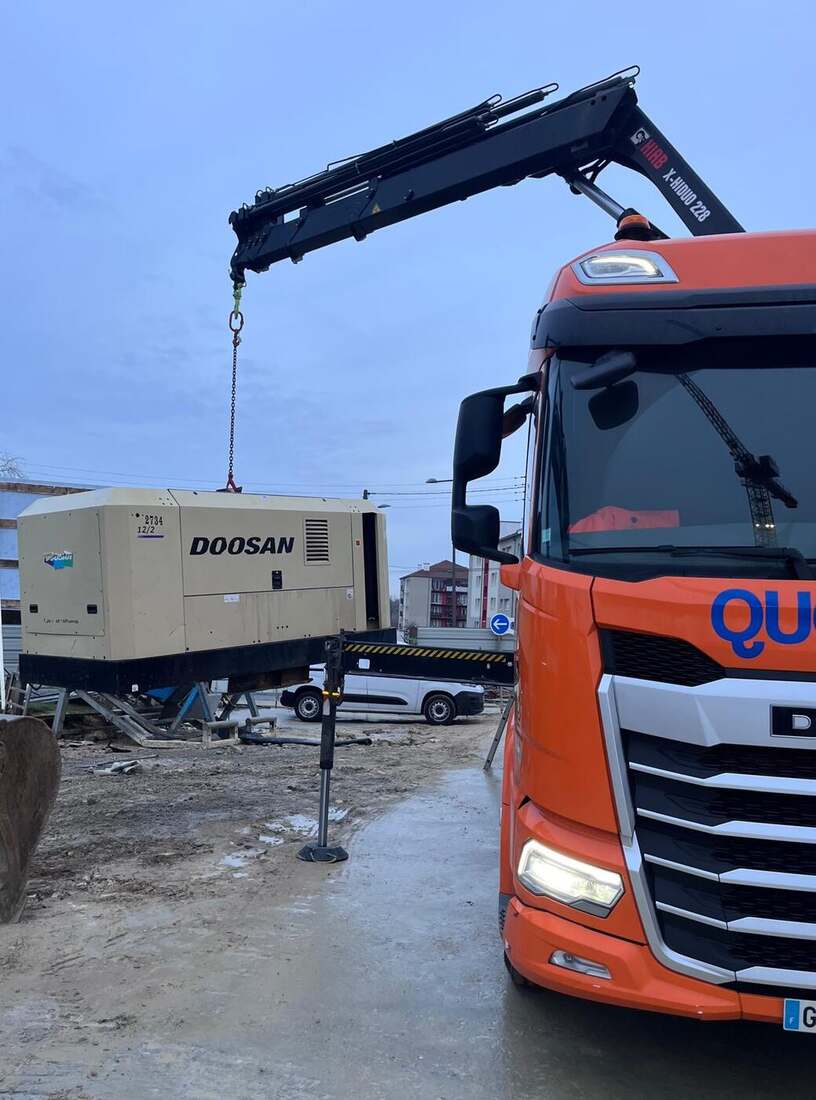 Camion-grue Quokka levant un groupe électrogène Doosan