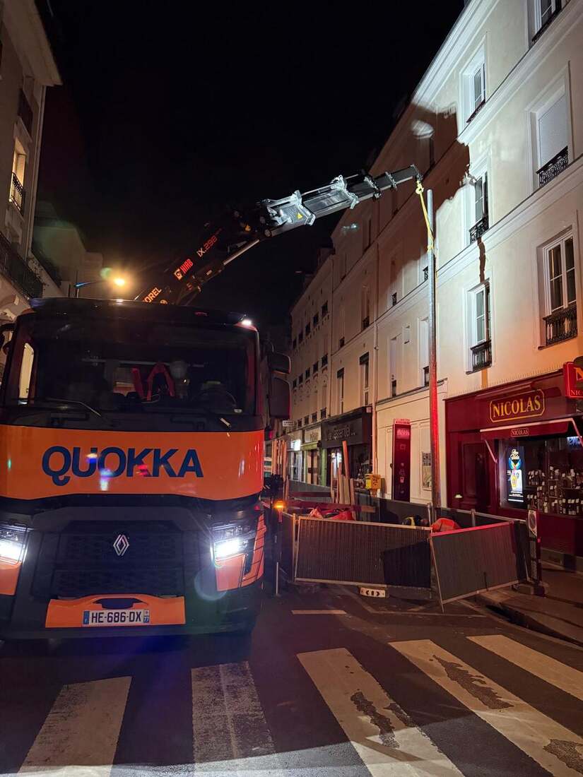 Camion-grue Quokka en intervention nocturne dans Paris