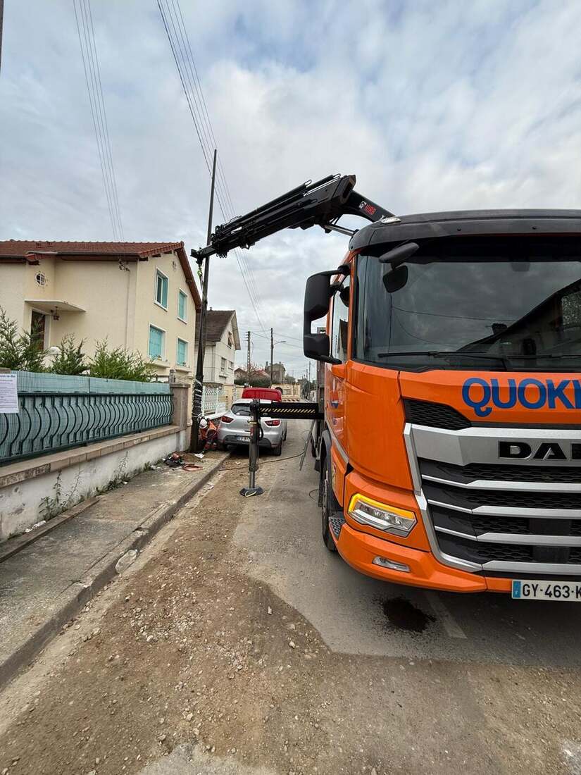 Camion Quokka dans une rue étroite en zone pavillonnaire