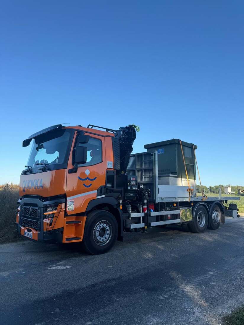 Camion-grue Quokka livrant un poste électrique